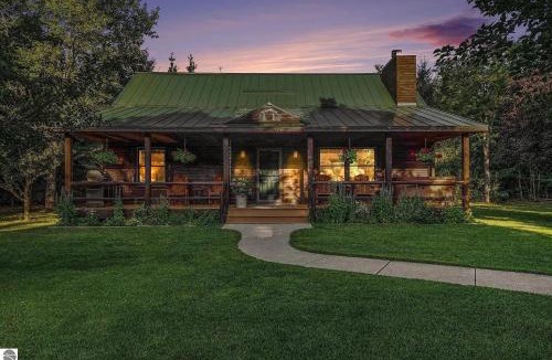 Lake Ann House | Majestic Escapes Hot Tub Firepit Deck Large Yard