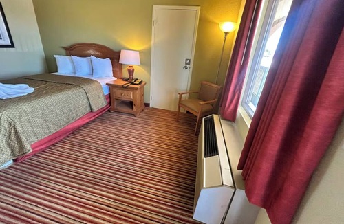 Mattoon Hotel | Mattoon Discovery Stay | Local Attractions & Recreation | Dining, Parks & Shops
