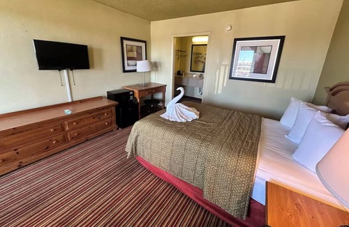 Mattoon Hotel | Mattoon Discovery Stay | Local Attractions & Recreation | Dining, Parks & Shops