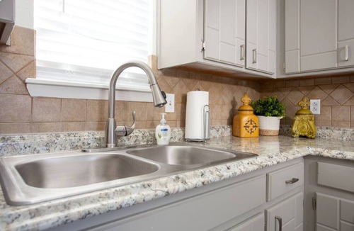 Amarillo Villa | Medi-Park Retreat - Cheerful 2 BD near Hospitals!