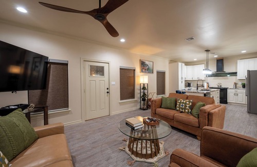 Tulsa House | Mid-Century Kendall Whittier charm 3 big bedrooms Mins frm TU, Dwntown, Expo CTR