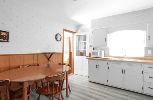 Reynoldsburg House | Mid-Century ranch home close to downtown
