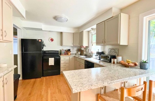 Marquette House | Mid to Long Term Charming 2-bedroom house in enchanting Marquette with WiFi
