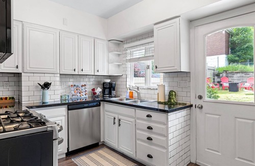 Pittsburgh House | Midcentury 5BD - BBQ & Yard - Close to DT & Pitt