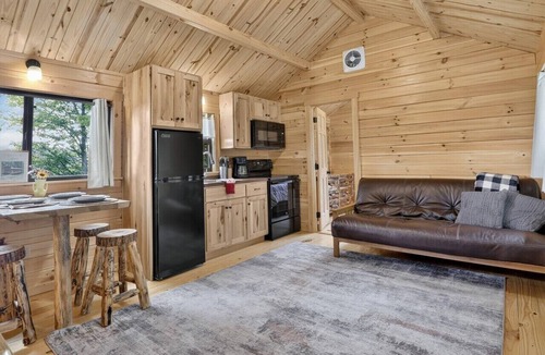 Middlebury Center Cabin | Middlebury Center Cabin w Pond, Deck & Grill!