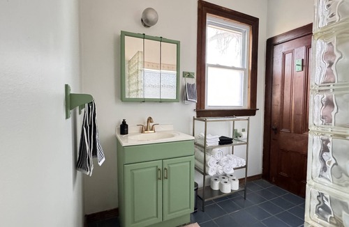 Woodbridge House | Midtown Gem - Sound Booth @ Willis St Retreat