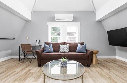 Mapleton/Fall Creek House | Midtown Modern Carriage Home Near Top Attractions Family Friendly