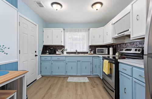 Huron House | Mimi's Cottage, Minutes away from Sports Force Parks and Cedar Point