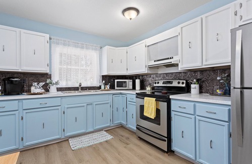Huron House | Mimi's Cottage, Minutes away from Sports Force Parks and Cedar Point