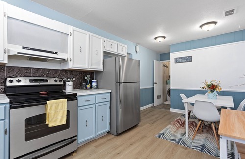Huron House | Mimi's Cottage, Minutes away from Sports Force Parks and Cedar Point