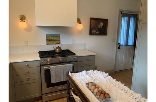 Keewaydin House | Minneapolis Marigold Cottage- Lake Nokomis Home