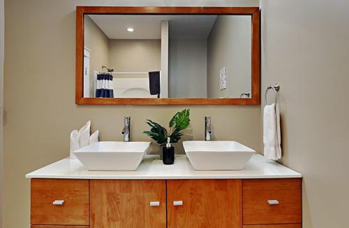 Indianapolis House | Mins to Downtown & Raceway Rookwood Retreat 1 & 2