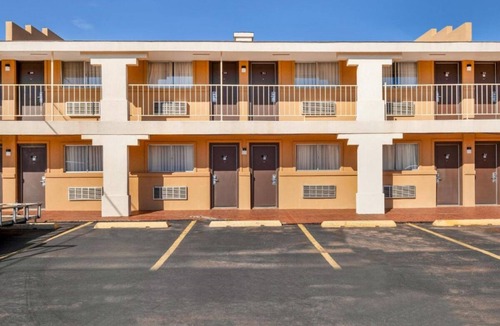 Elk City House | Minutes to Ackley Park! FREE Parking, Elk City Golf and Country Club