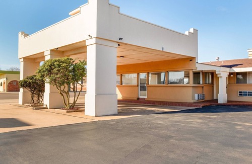 Elk City House | Minutes to Ackley Park! FREE Parking, Elk City Golf and Country Club