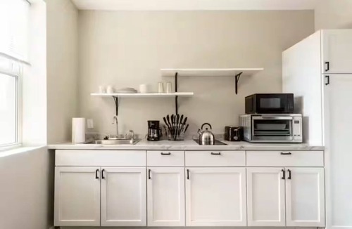 Detroit Apartment | Minutes to Downtown: BR Home with Gated Parking