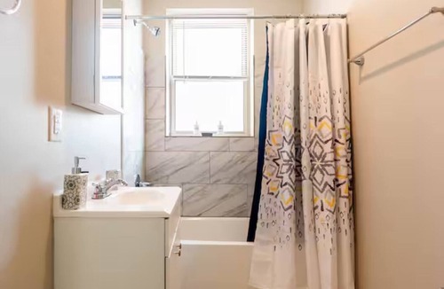 Detroit Apartment | Minutes to Downtown: BR Home with Gated Parking