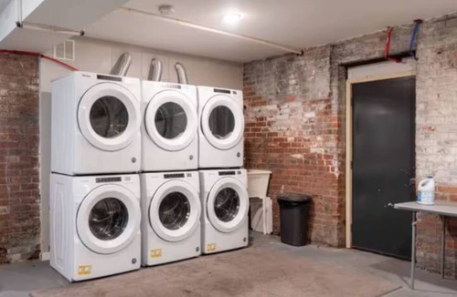 Detroit Apartment | Minutes to Downtown: BR Home with Gated Parking