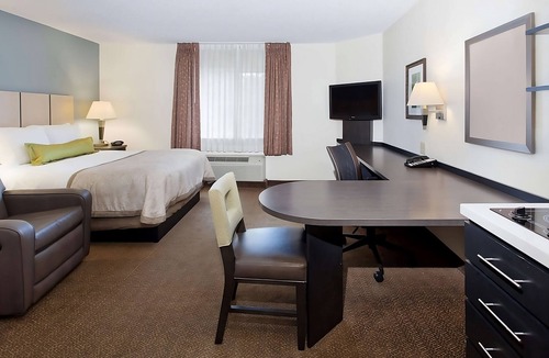 Southfield Hotel | Minutes to Marvin’s Marvelous Mechanical Museum! Private Kitchen, Free Parking