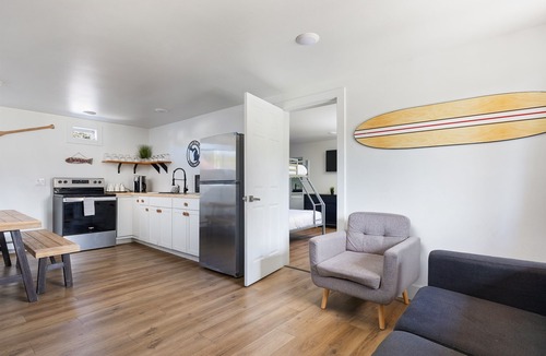 Ludington Apartment | Mitten Flats #4 - 1 Block to the beach! Hot tub!