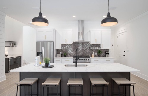 Treetop House | Mockingbird by AvantStay | Modern Design Minutes from the Beach