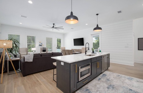 Treetop House | Mockingbird by AvantStay | Modern Design Minutes from the Beach