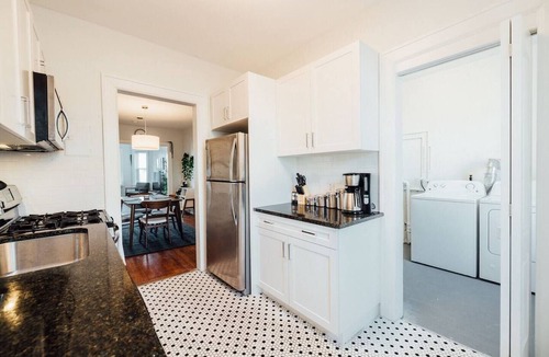 Detroit Apartment | Modern 2/1 Apt near the Villages | Free Parking
