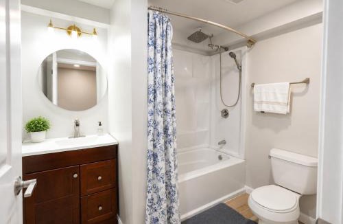 Revere Apartment | Modern 2 Bed 2 Bath Walk to Beach and Train 15 min Airport