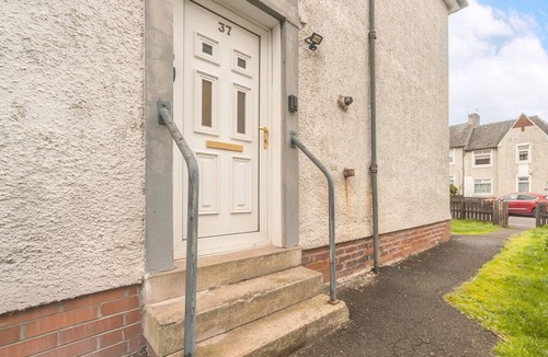 Glasgow Apartment | Modern 2 bedroom apartment with parking and wifi.