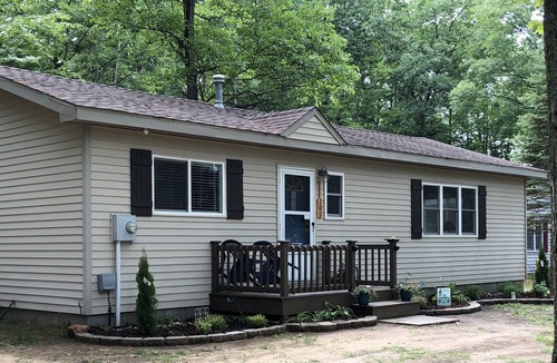 Prudenville House | Modern 2 bedroom home walking distance to Houghton lake. Clean and New.