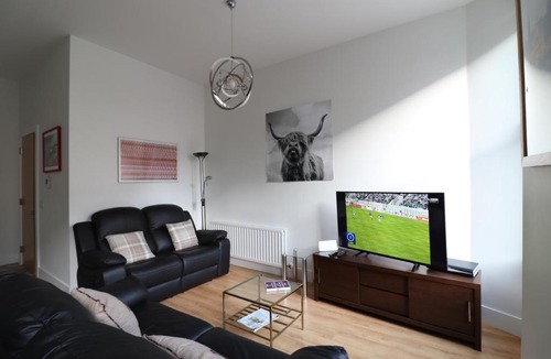 West End Apartment | Modern 2bed 2bath flat near Princes street