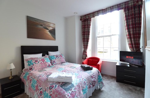 West End Apartment | Modern 2bed 2bath flat near Princes street