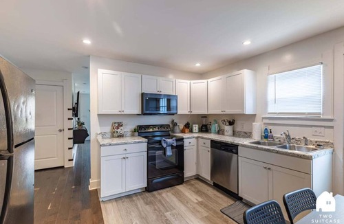 Near Northside Apartment | Modern 2BR City-Center | Downtown + Parking + WiFi