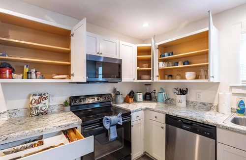 Near Northside Apartment | Modern 2BR City-Center | Downtown + Parking + WiFi