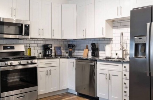 East Liberty Apartment | Modern 2BR East Liberty Apt | Parking Smart TV CMU