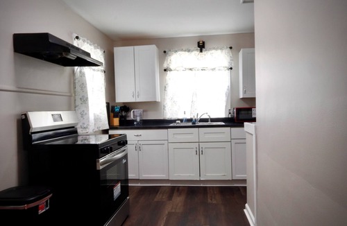 Anderson House | Modern 2BR Upstairs Unit - Sleeps 4 Free Parking