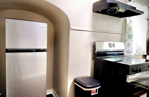 Anderson House | Modern 2BR Upstairs Unit - Sleeps 4 Free Parking