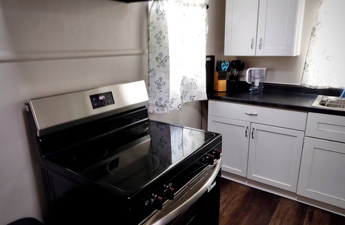 Anderson House | Modern 2BR Upstairs Unit - Sleeps 4 Free Parking
