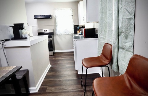 Anderson House | Modern 2BR Upstairs Unit - Sleeps 4 Free Parking