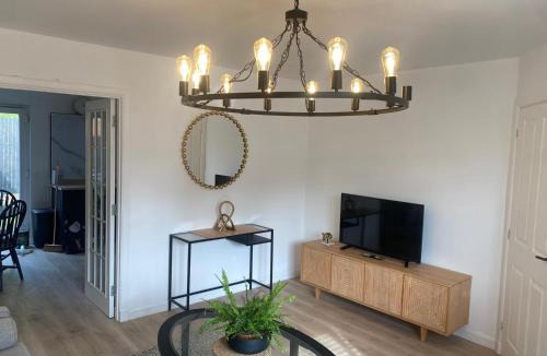 Paisley House | Modern 3 bed home by Glasgow airport