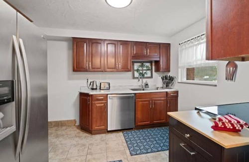 Castle Shannon House | Modern 3 Bedroom Townhome Close to Downtown