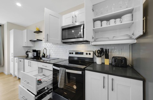 Bloomfield House | Modern 3-Floor Townhome | 5BR | Spacious & Stylish Stay