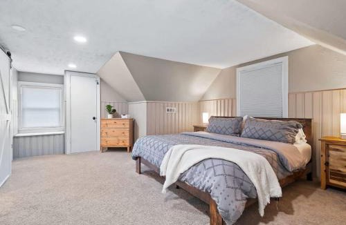 Parma Heights House | Modern 3Bed Home Near CLE With Private Backyard
