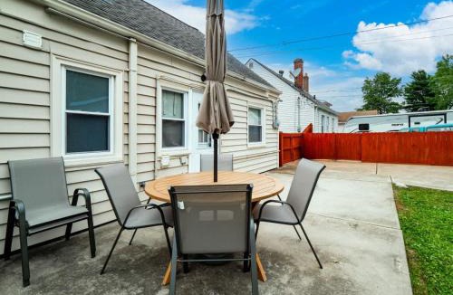 Parma Heights House | Modern 3Bed Home Near CLE With Private Backyard