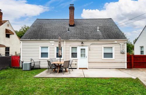 Parma Heights House | Modern 3Bed Home Near CLE With Private Backyard