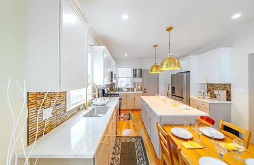 St. Marks Apartment | Modern 3BR & 3BA Boston Apt - Patio, Bathtub, Walk to Red Line 82