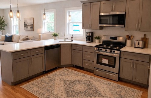 Providence Apartment | Modern 3BR Apt 1st Fl Parking, WiFi, Ldry. & UTIL inc. Walk to Miriam & Brown U.