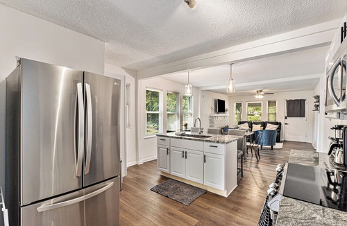 Lee's Summit House | Modern 3BR Home King Bed Fenced Yard Long Stays