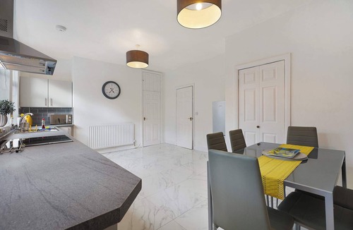 Washington House | Modern 3BR Washington sleeps 6 by Stay With Us