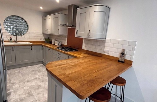 Winterbourne House | Modern 4BR House for Families and Groups