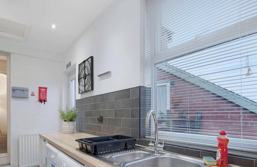 Westoe House | Modern 4BR Home - Sleeps 7 - Beach & Arcades